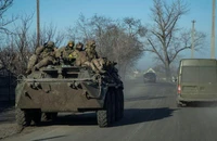 Lính Ukraine di chuyển trên đường ở TP Lyman (Donetsk) giữa lúc Moscow-Kiev giao tranh ác liệt tại khu vực. Ảnh: REUTERS