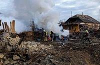 Khu vực nhà dân ở thủ đô Kiev bị phá hủy dưới làn đạn pháo của Nga ngày 29-12. Ảnh: REUTERS