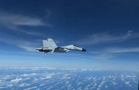 Tiêm kích J-11 của Trung Quốc áp sát máy bay trinh sát RC-135 của Mỹ trên Biển Đông ngày 21-12. Ảnh: REUTERS