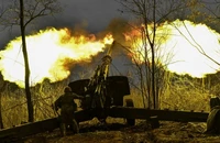 Binh sĩ Ukraine dùng lựu pháo 2A65 Msta-B bắn về phía quân Nga khi giao tranh tại tỉnh Zaporizhia. Ảnh: REUTERS