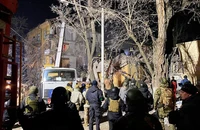 Cảnh sát Ukraine nỗ lực giải cứu người dân tại TP Kramatorsk sau khi bị Nga đột kích tối 1-2. Ảnh: TELEGRAM