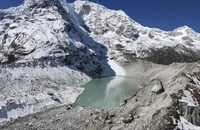 Hồ Dig Tsho ở thung lũng Langmoche (Nepal). Ảnh: SPRINGER NATURE