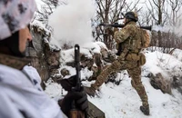 Binh sĩ Ukraine bắn lựu pháo về phía Nga trên tiền tuyến tỉnh Donetsk ngày 14-2. Ảnh: REUTERS