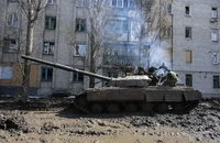 Một chiếc xe tăng Ukraine tại tuyến giao tranh với Nga ở Bakhmut (tỉnh Donetsk). Ảnh: GETTY IMAGES