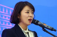 Nữ nghị sĩ Hàn Quốc bị đập đá vào đầu trên phố