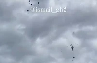 Dù kẹt không bật, thùng viện trợ rơi đè 5 người Gaza chết thảm