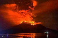 Ảnh, Video: Núi lửa phun nguy hiểm nhiều ngày liền, Indonesia cảnh báo sóng thần