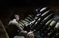 Một binh sĩ Ukraine chuẩn bị đạn pháo 155 mm tại tiền tuyến tỉnh Donetsk. Ảnh: GETTY IMAGES