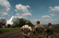 Chiến sự Nga-Ukraine 10-5: UAV Ukraine ồ ạt tấn công sang Nga; Ông Zelensky đang họp báo thì bị không kích