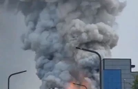 VIDEO: Cháy nhà máy pin ở Hàn Quốc, ít nhất 20 người chết 
