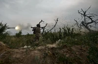 Chiến sự Nga-Ukraine 8-9: Loạt tỉnh Ukraine chìm trong pháo kích; Kiev tấn công kho đạn sâu bên trong Nga