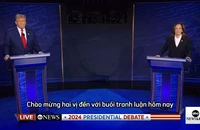 VIDEO: Bà Harris chủ động tiến đến bắt tay ông Trump trước phiên tranh luận