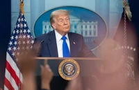 Ông Trump duyệt viện trợ quân sự cho Ukraine, cân nhắc trừng phạt thêm Nga