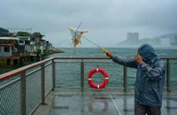 Bão Wipha áp sát, Hong Kong phát cảnh báo cấp cao nhất 