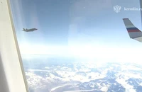 VIDEO: Mỹ điều tiêm kích F-22 hộ tống ông Putin