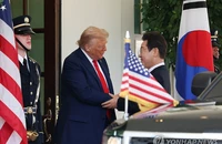 ẢNH-VIDEO: Ông Trump tiếp đón Tổng thống Hàn Quốc, cùng dự thượng đỉnh ở Nhà Trắng