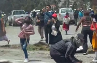 VIDEO: Người biểu tình ném đá vào xe chở Tổng thống Ecuador, nghi có âm mưu ám sát
