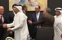 Các nhà đàm phán Israel và Qatar bắt tay, đánh dấu bước tiến trong thỏa thuận ngừng bắn và trao trả con tin Israel-Hamas rạng sáng 9-10 (giờ địa phương, tức tối 8-10 giờ Mỹ). Ảnh: TELEGRAM