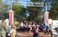 Học sinh ồ ạt ra về khi căng thẳng biên giới Campuchia-Thái Lan nóng trở lại sáng 8-12. Ảnh: BỘ GIÁO DỤC CAMPUCHIA