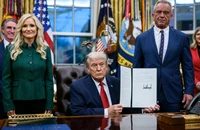 Ông Trump ký lệnh áp thuế các nước mua hàng Iran, ngay khi hai bên kết thúc đàm phán hạt nhân