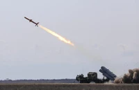 Chiến sự Nga-Ukraine 8-2: Tên lửa Neptune và rocket HIMARS ồ ạt dội vào Nga