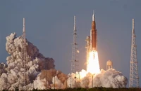 Sứ mệnh Artemis II cất cánh, đưa con người bay quanh Mặt trăng sau hơn 50 năm. Ảnh: NASA