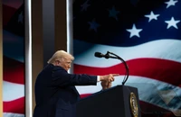 Iran lên tiếng việc Mỹ cứu phi công; Ông Trump kể chi tiết 7 tiếng chiến dịch; Tehran đánh rát loạt mục tiêu Israel, UAE, Bahrain, Kuwait