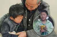 Dành phần ăn từ trường về nuôi ông, cậu bé 9 tuổi mồ côi khiến 46 triệu người bật khóc