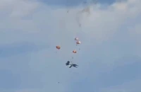 VIDEO: 2 máy bay tác chiến Mỹ va nhau dính chùm trên không, rơi tự do