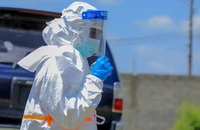 Ebola lây lan đáng ngại, WHO chạy đua tìm vaccine và thuốc điều trị