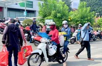 Hàng ngàn người sắm Tết tại Ngày hội công nhân - Phiên chợ nghĩa tình