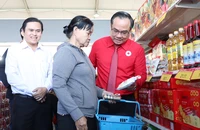 Mang 'Tết nhân ái' đến với người bán vé số, người lao động khó khăn