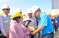 200 phần quà Tết ấm áp đến tay công nhân đường Vành đai 3 TP.HCM