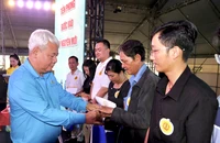 Trao 205 phần quà đến người lao động có hoàn cảnh khó khăn