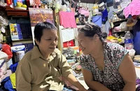 Tình người nơi xóm ve chai