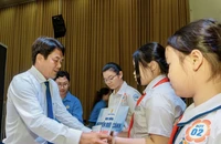 Trao học bổng Nguyễn Đức Cảnh cho 300 con em công nhân, người lao động tại TP.HCM