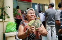 Người dân khoe nhận quà Tết Độc lập