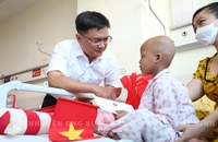 Lãnh đạo TP.HCM và nghệ sĩ thăm Bệnh viện Ung bướu 