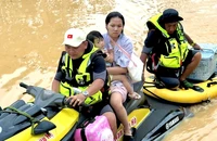 Hỗ trợ kịp thời cụ ông bị tai biến nổi trên mặt nước 2 ngày sau bão số 10