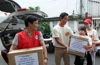 Người dân mang nhiều phần quà thiết thực đến Hội Chữ thập đỏ TP.HCM hỗ trợ bà con vùng bão, lũ