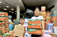 Người dân TP.HCM bật khóc khi gửi nhu yếu phẩm cho bà con vùng mưa lũ