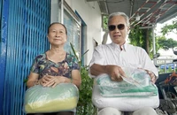 Cụ ông 80 tuổi nhận trợ cấp người khuyết tật hàng tháng vẫn trích tiền gửi bà con vùng lũ 