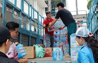 Hội Chữ thập đỏ TP.HCM đưa hơn 100 tấn hàng đến với người dân vùng lũ Khánh Hòa