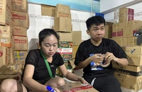 TPHCM: Xuyên đêm gói hàng cứu trợ bà con vùng mưa lũ