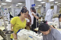 Sinh viên và giảng viên tăng ca may đồng phục gửi học sinh vùng mưa lũ