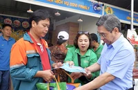 Người lao động phấn khởi tại ‘Tết sum vầy - Chợ Tết Công đoàn Xuân 2026’