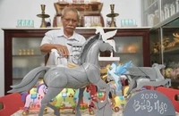 Độc đáo linh vật ngựa có cánh từ nhựa bỏ đi