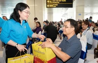 Hơn 550 công nhân về quê trên 'Chuyến bay Công đoàn'