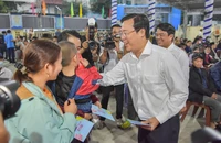 Công nhân xa quê ấm lòng với những chuyến xe mùa xuân