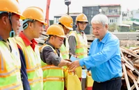 Liên đoàn lao động TP.HCM thăm, tặng quà người lao động làm việc xuyên Tết